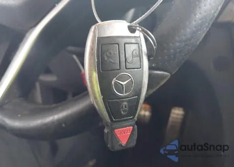 2012 Mercedes-Benz C 300 Sport 4Matic z USA, uszkodzony, nr VIN WDDGF8BB9CR210645